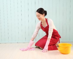 ゴム手袋をして掃除をする女性